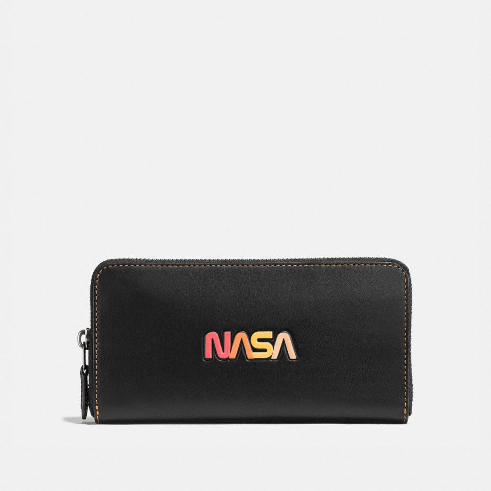 Accordion Wallet With Embossed Space