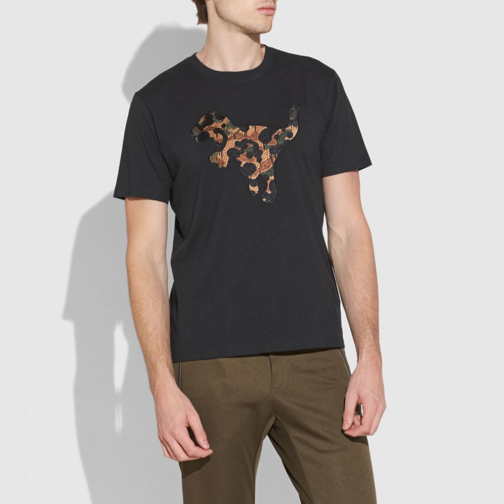 【COACH】Camo Classic T-シャツ CAH83 COACH® Outlet | Camo Classic T Shirt In Organic Cotton