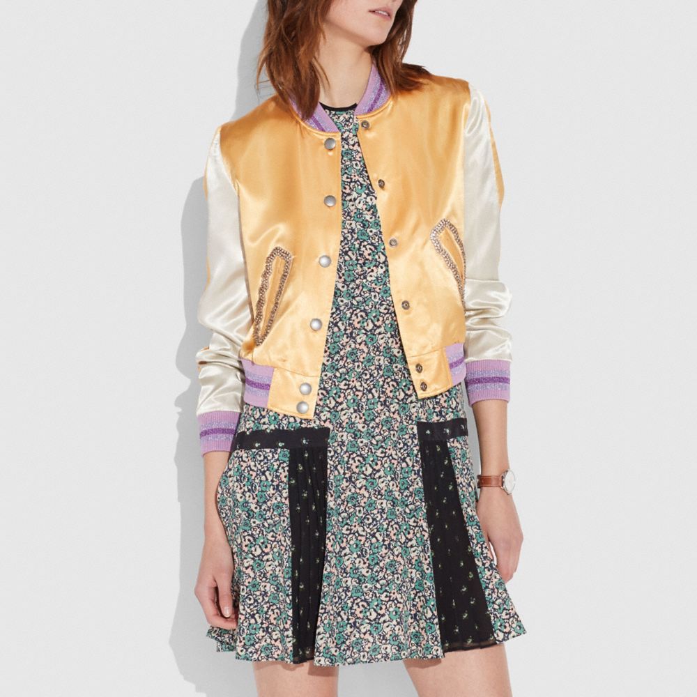 Dorado Oscuro,Vista de escala