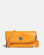COACH®,SAC BANANE TURNLOCK FLARE,Cuir,Laiton/Bouton D’or,Front View