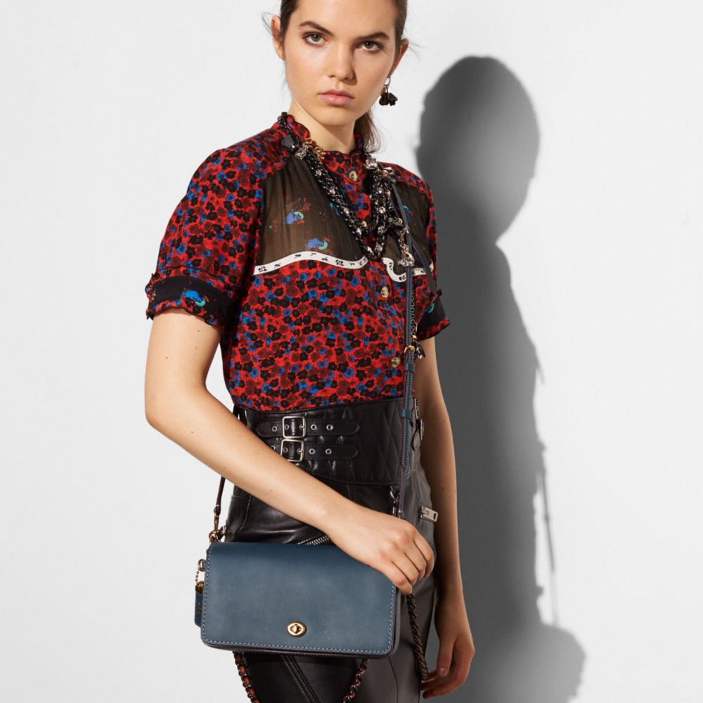 COACH®,MIGNON,Cuir,Laiton/Denim Foncé Miel,Detail View