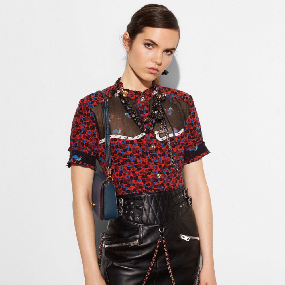 COACH®,MIGNON,Cuir,Laiton/Denim Foncé Miel,Detail View