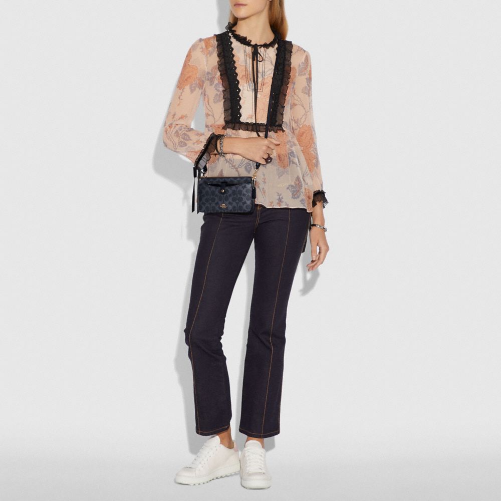 COACH®,NOA POP-UP MESSENGER EN TOILE COLORBLOCK SIGNATURE,PVC,Charbon/Bleu nuit/Doré clair,Detail View