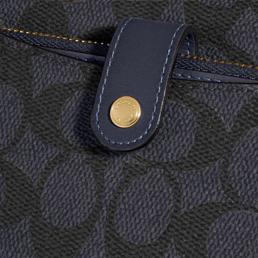 COACH®,NOA POP-UP MESSENGER EN TOILE COLORBLOCK SIGNATURE,PVC,Charbon/Bleu nuit/Doré clair,Closer View