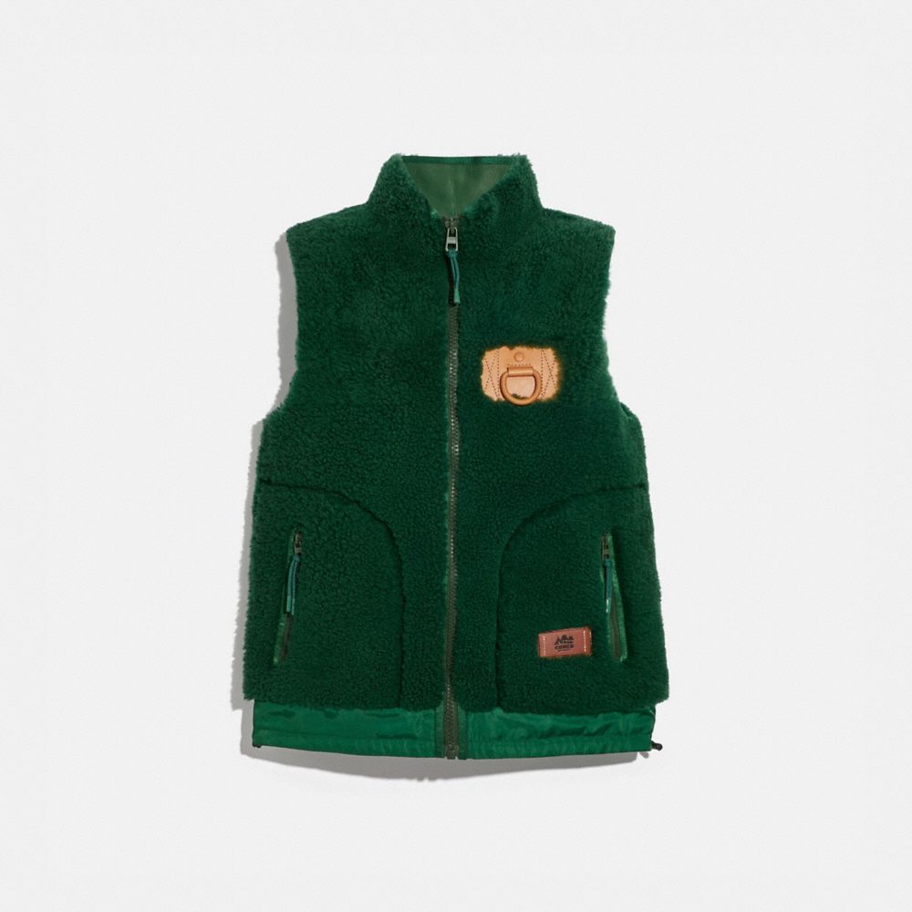 COACH®,GILET EN SHEARLING,Peau lainée,Vert Chasseur,Front View