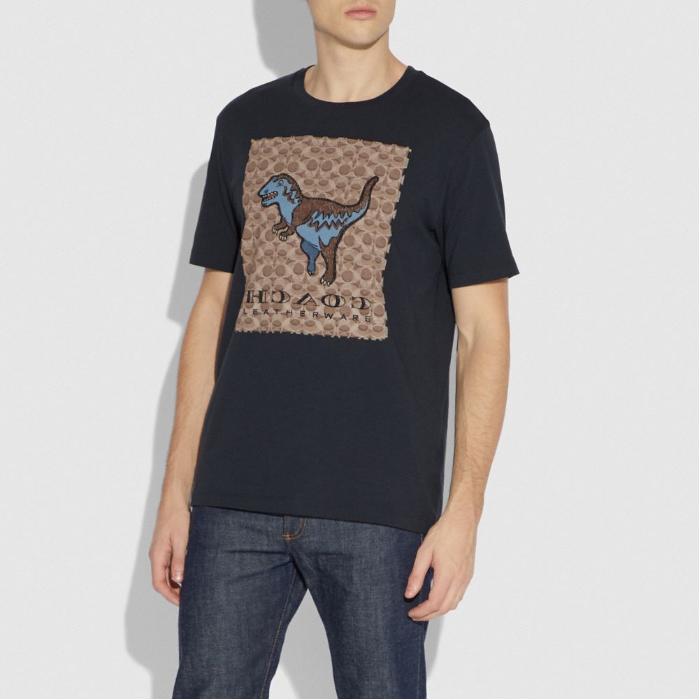 ユニセックス【Coach】ゆったりシルエット  Rexy Tシャツ COACH® | COACH®: Signature Rexy T Shirt