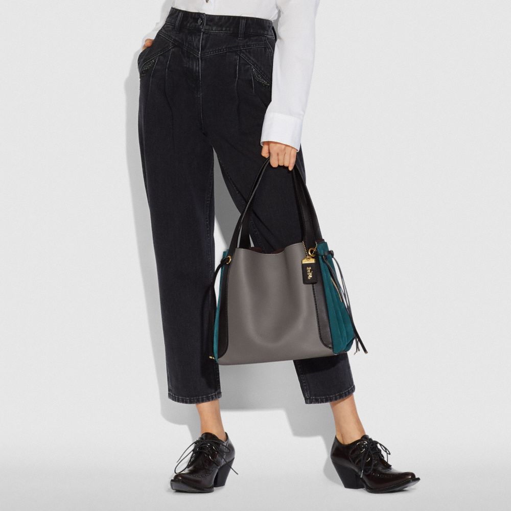 COACH®,HARMONY HOBO EN COLORBLOCK,Cuir,Laiton/Gris Bruyère Multi,Detail View