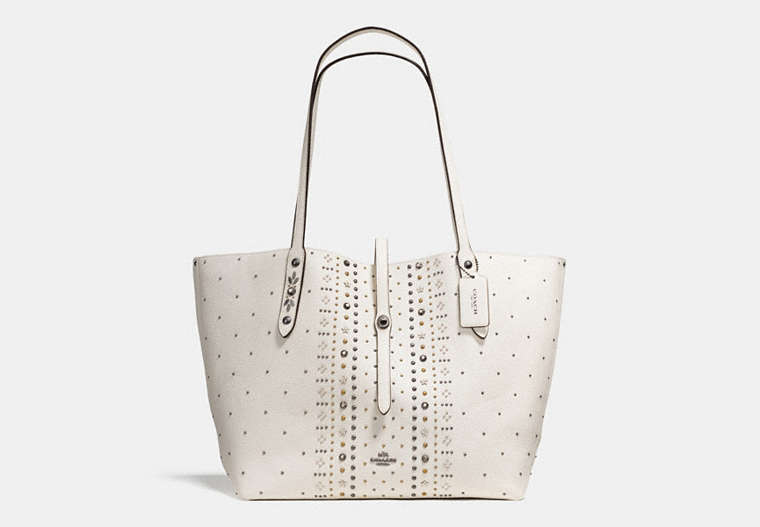 COACH®,BANDANA RIVETS MARKET TOTE IN PEBBLE LEATHER,Leather,Large,Chalk/Dark Gunmetal,Front View