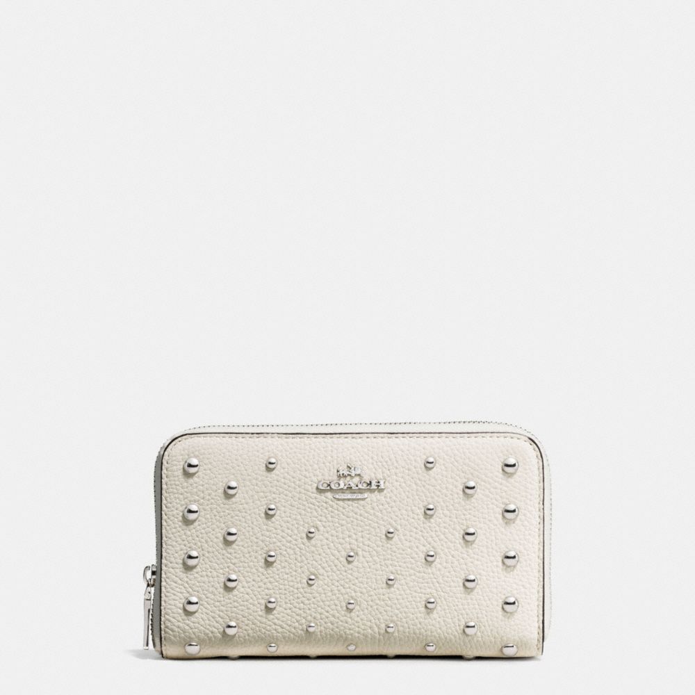 COACH®,PORTEFEUILLE MOYEN ZIPPÉ AVEC RIVETS OMBRÉS,Cuir,Argent / Craie,Front View