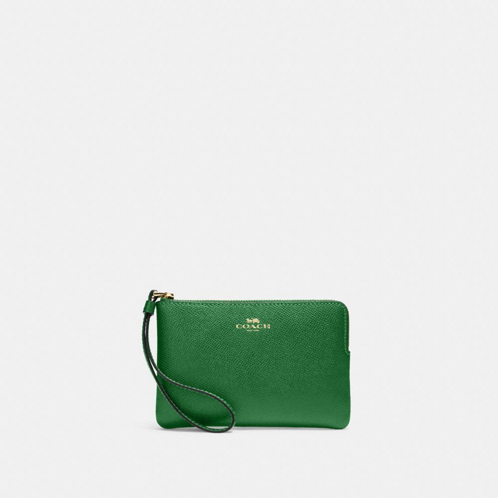 COACH®,WRISTLET À ZIP EN COIN,Cuir PSL fendu,Or/Vert irlandais,Front View