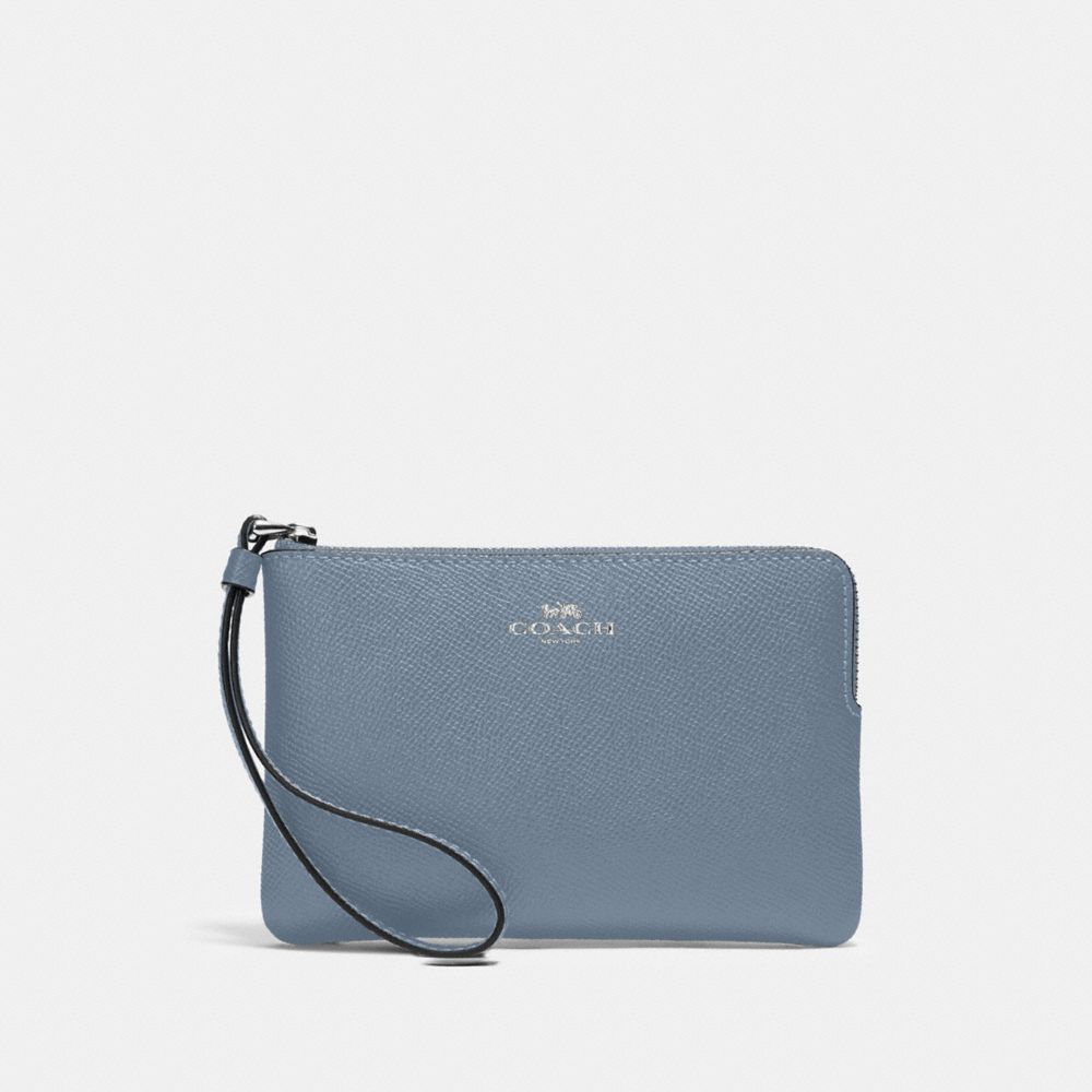 COACH®,WRISTLET À ZIP EN COIN,Cuir PSL fendu,Argent/Marbre bleu,Front View