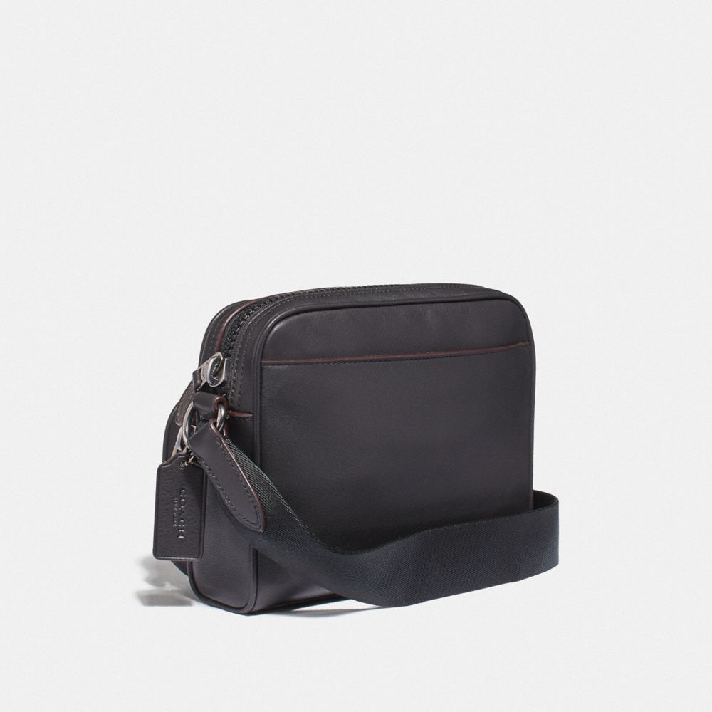 Béis 'The Sport Sling' in Black - Crossbody Athletic Gym Bag