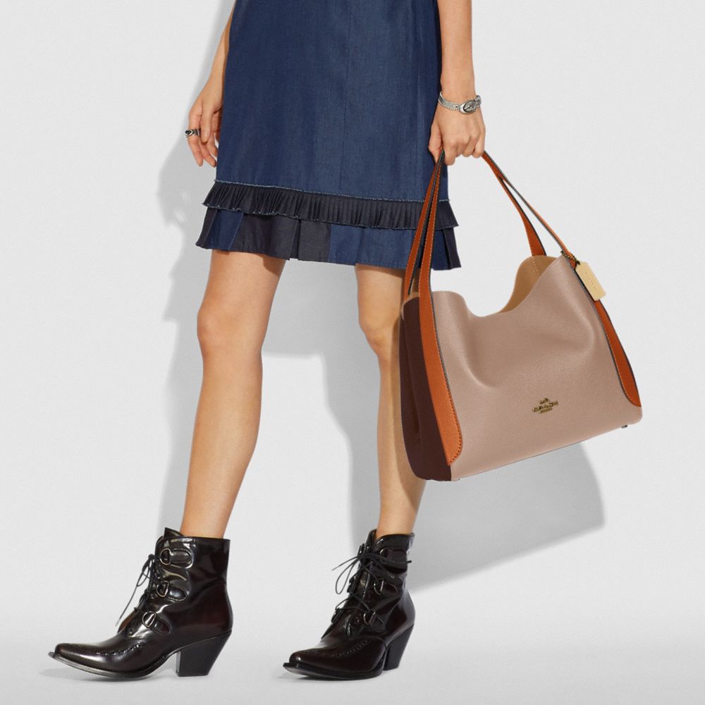 COACH®,HADLEY HOBO EN COLORBLOCK,Cuir maroquiné,Laiton/Taupe Gingembre Multi,Detail View