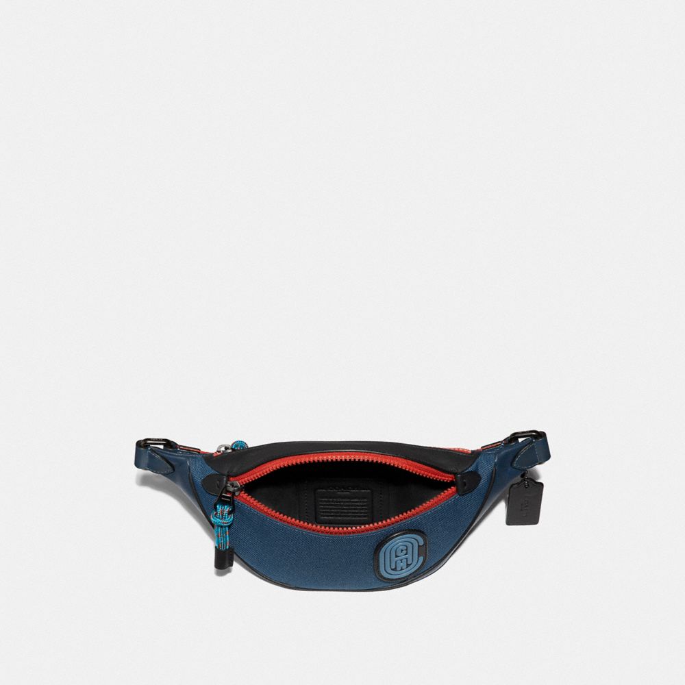 Sac ceinture Rivington 7 en contraste de couleur avec pièce écusson Coach