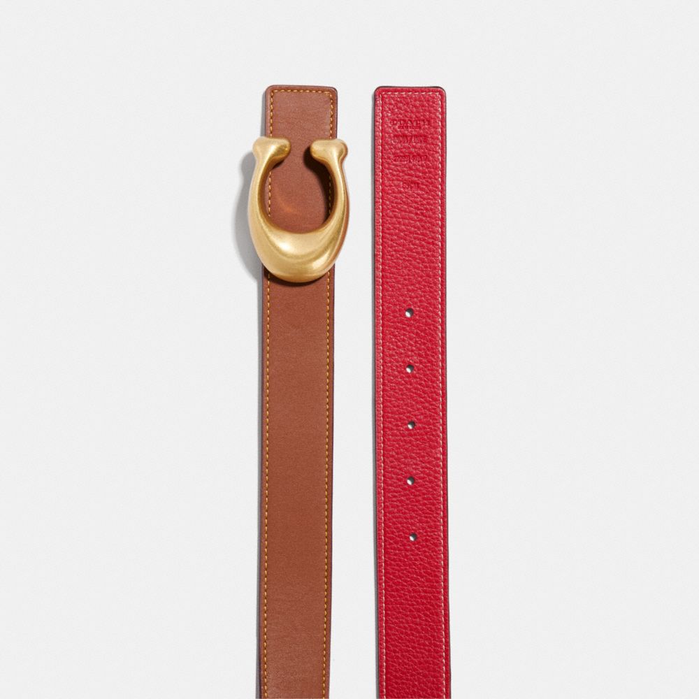 COACH®,CEINTURE RÉVERSIBLE AVEC BOUCLE SIGNATURE, 32 MM,Cuir,Brun 1941/Rouge/Laiton,Angle View