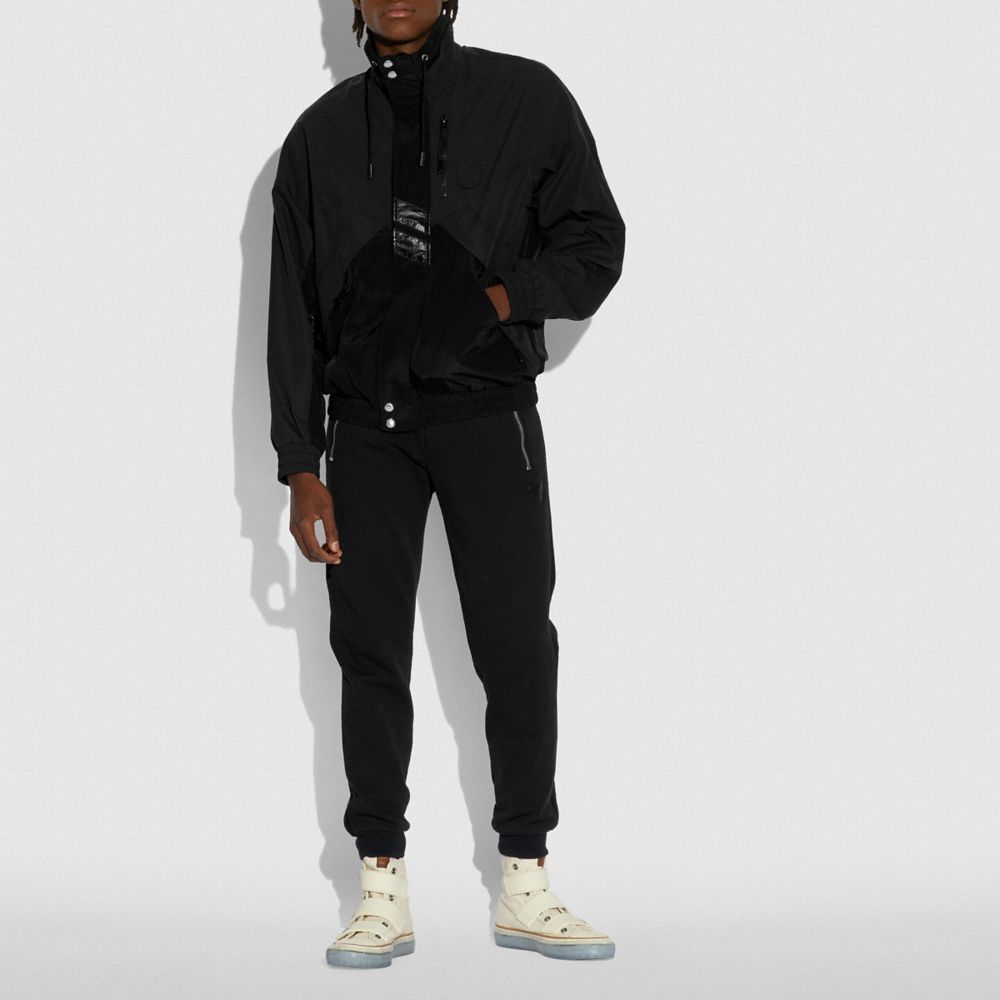 Noir,Vue à l'échelle