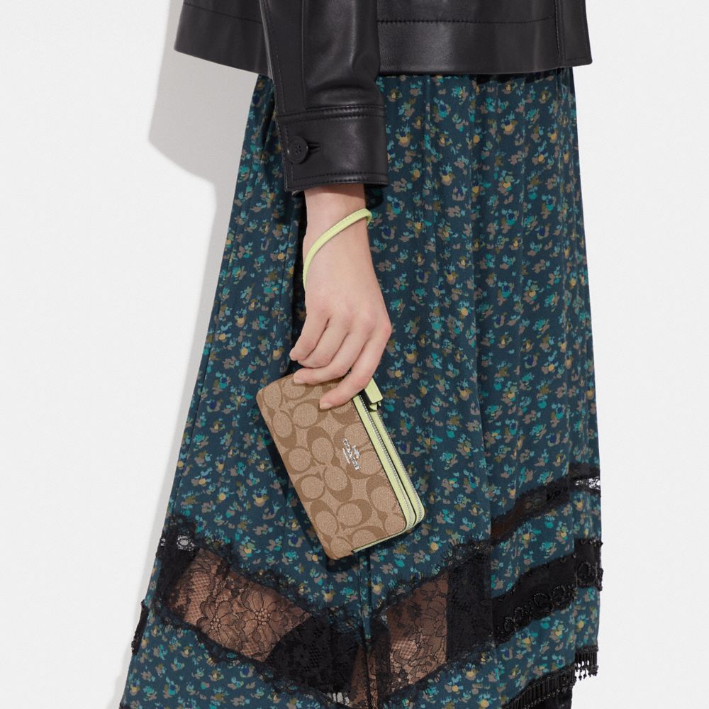 COACH®,WRISTLET DOUBLE ZIP EN COIN EN TOILE SIGNATURE,PVC,Argent/Kaki/Limette pâle,Detail View