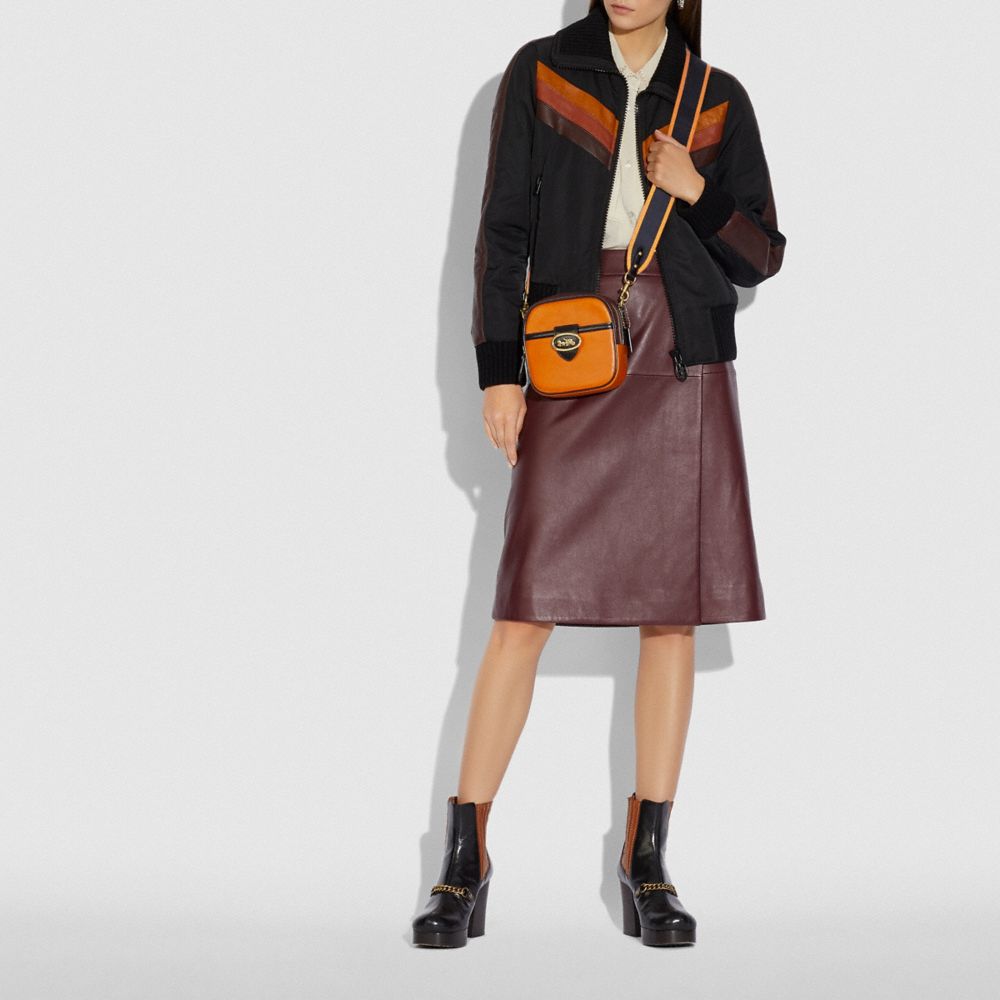 COACH®,SAC POUR APPAREIL PHOTO KAT EN COLORBLOCK,Cuir gaufré,Laiton/Safran Multi,Detail View