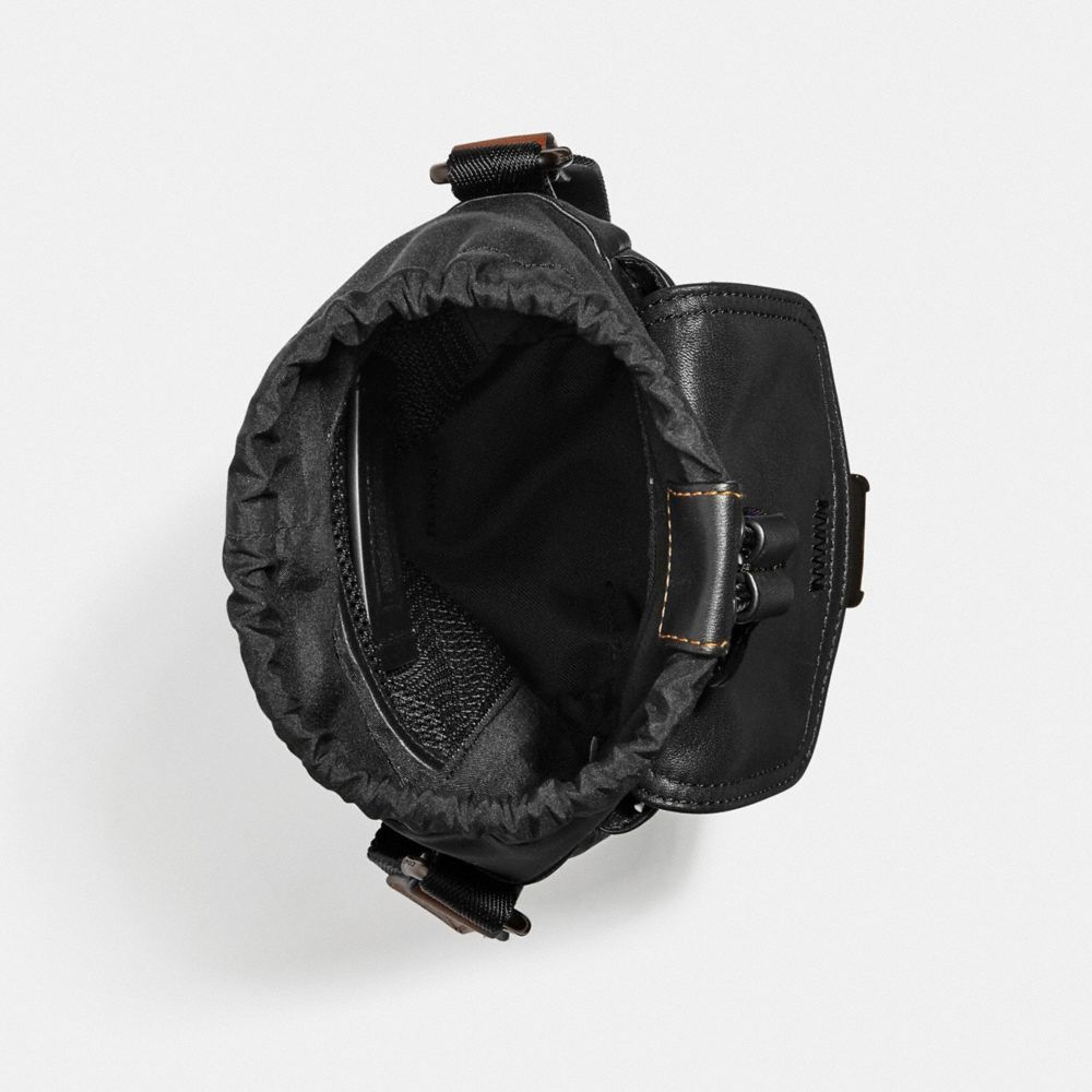 Sac à bandoulière Pacer avec cordon de serrage et écusson Coach