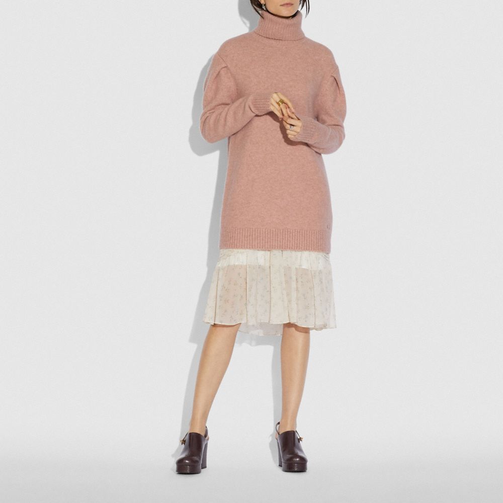 COACH®,STATEMENT SLEEVE TURTLENECK,cotton,Dusty Pink,Scale View