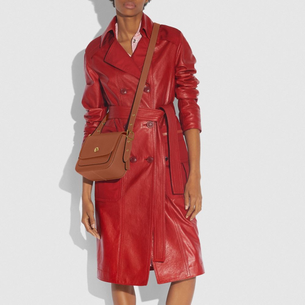 COACH®,SAC À BANDOULIÈRE RAMBLER,Cuir tanné,Laiton/Brun 1941,Detail View