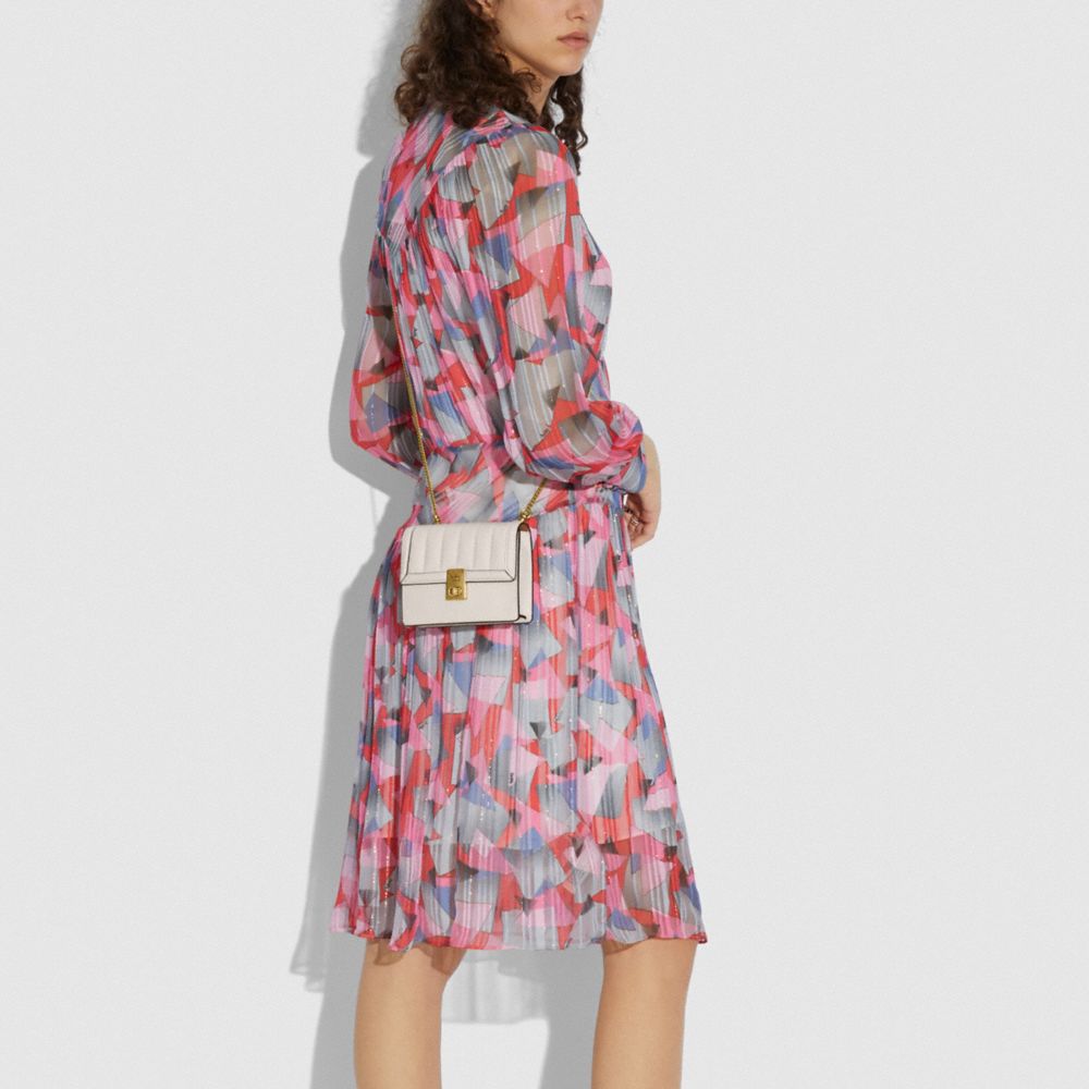 COACH®,SAC BANANE HUTTON AVEC MATELASSAGE,Cuir,Laiton/Craie,Detail View