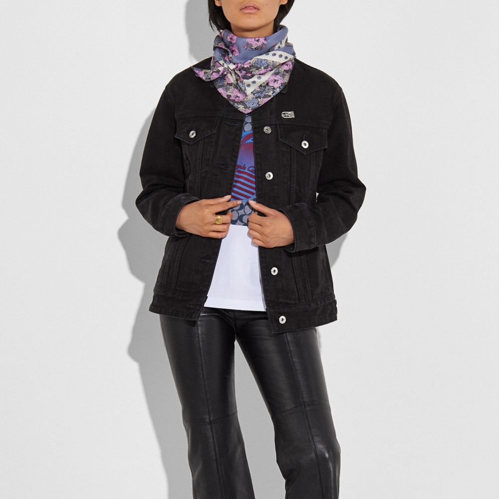 Foulard carré en soie à imprimé fleurs nostalgiques