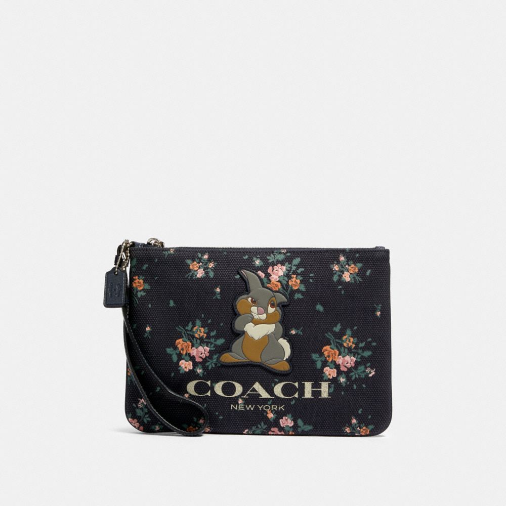 Pochette Galerie Disney X Coach avec imprimé bouquet de roses et Panpan