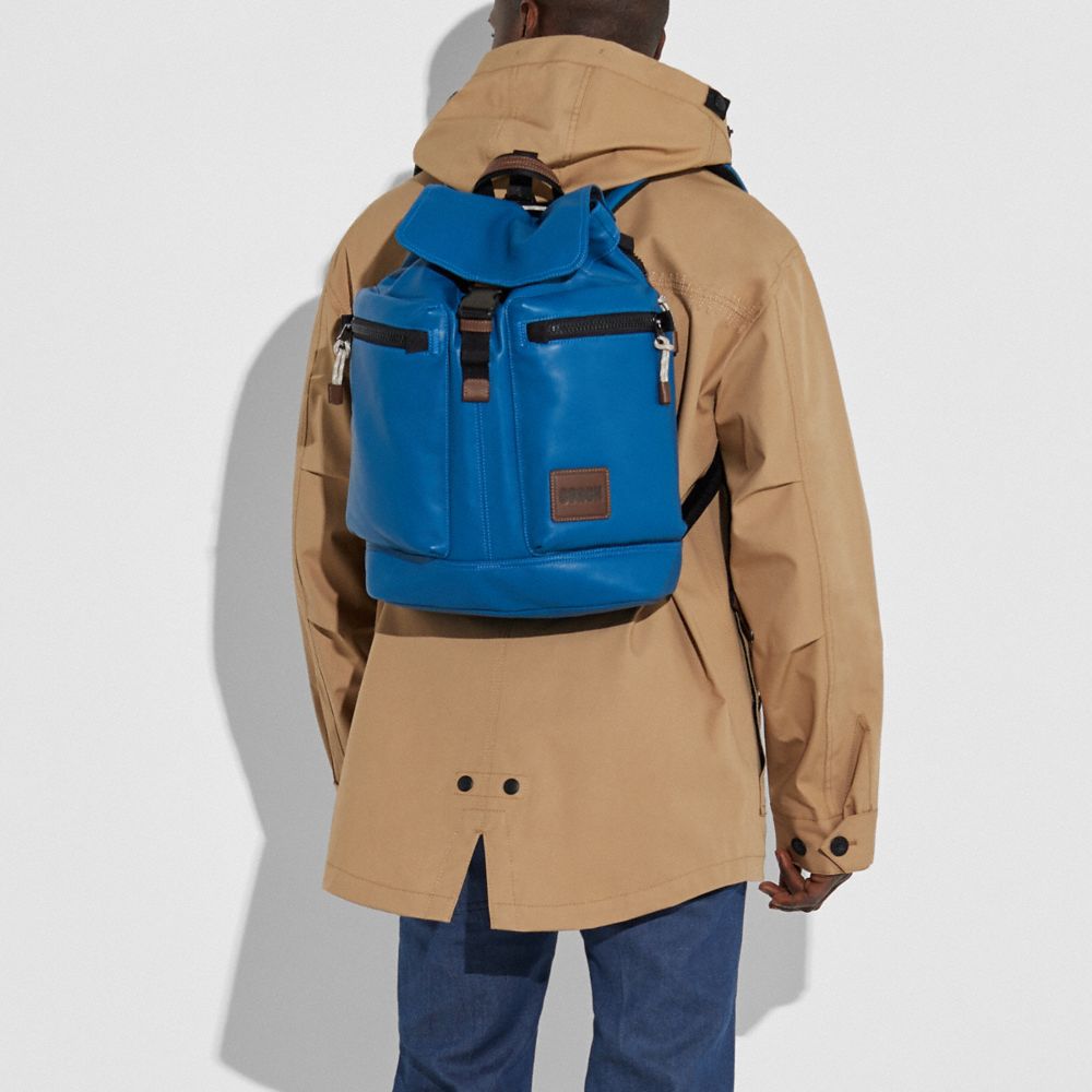 COACH®,SAC À DOS PACER UTILITY AVEC PIÈCE ÉCUSSON COACH,n / A,Finition cuivre noir/Pacifique,Detail View