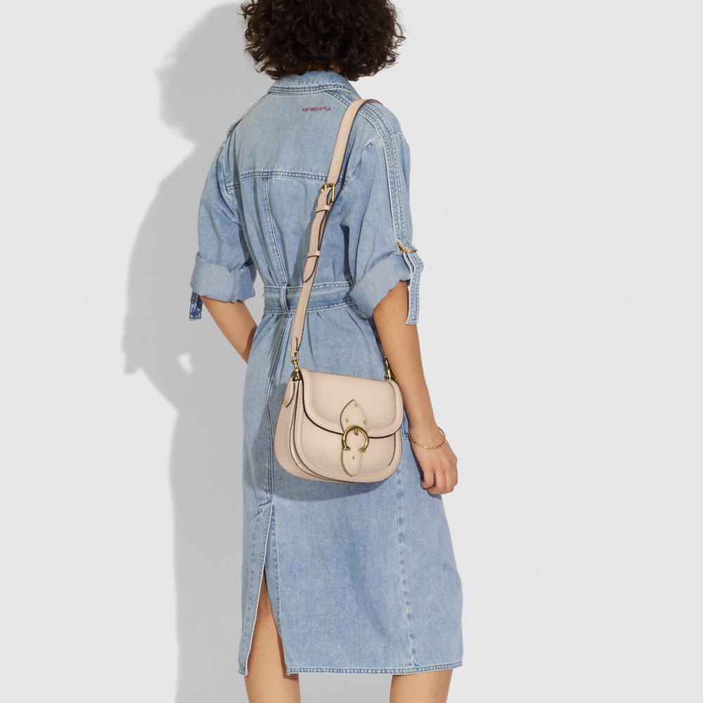 COACH®,SAC DE SELLE BEAT,Cuir tanné,Laiton/Ivoire,Detail View