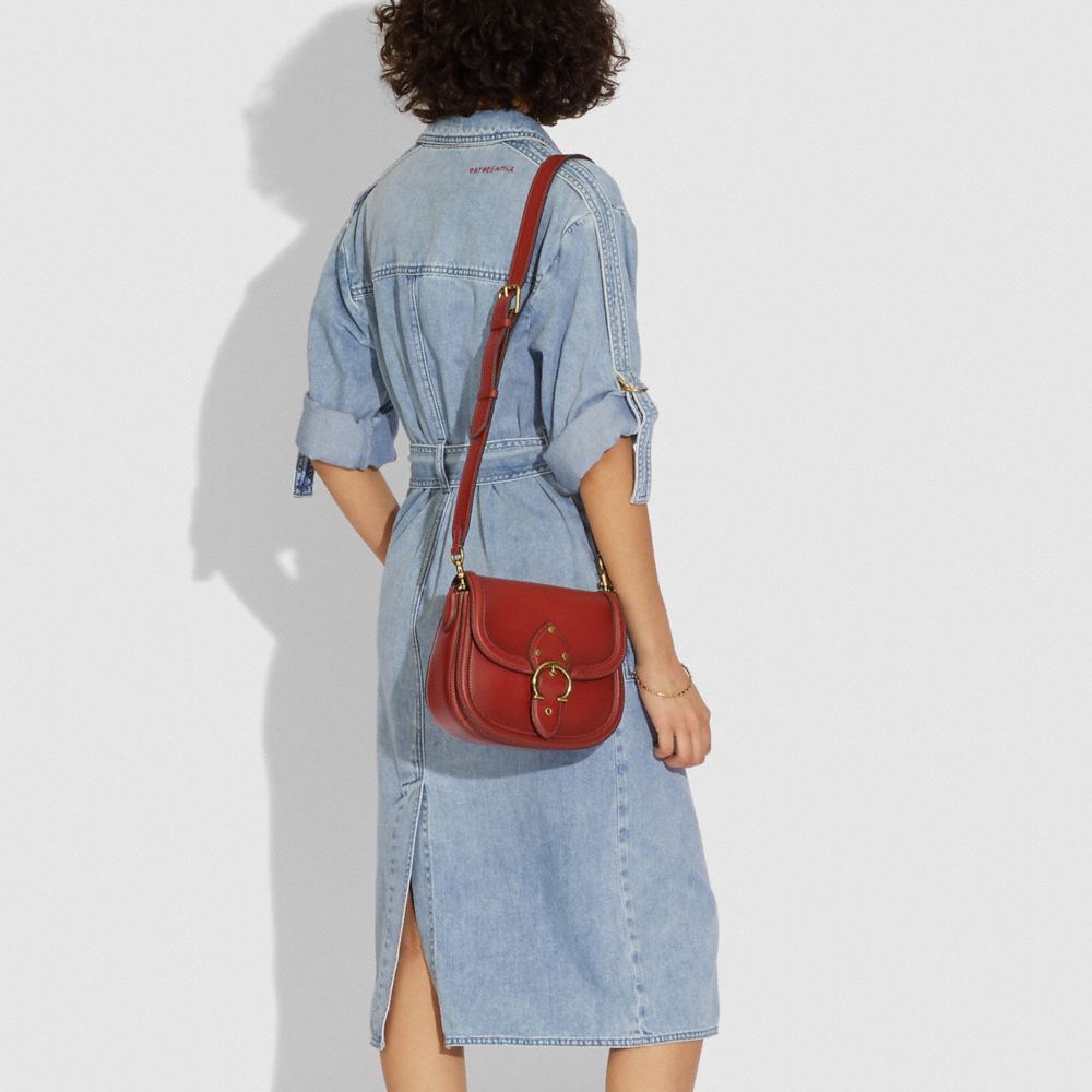 COACH®,SAC DE SELLE BEAT,Cuir tanné,Laiton/Sable rouge,Detail View