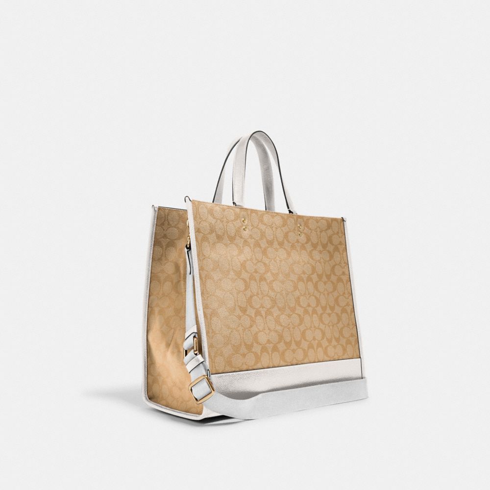 COACH®,CABAS DEMPSEY 40 EN TOILE SIGNATURE AVEC RENFORT COACH,PVC,Or/Kaki pâle Craie,Angle View