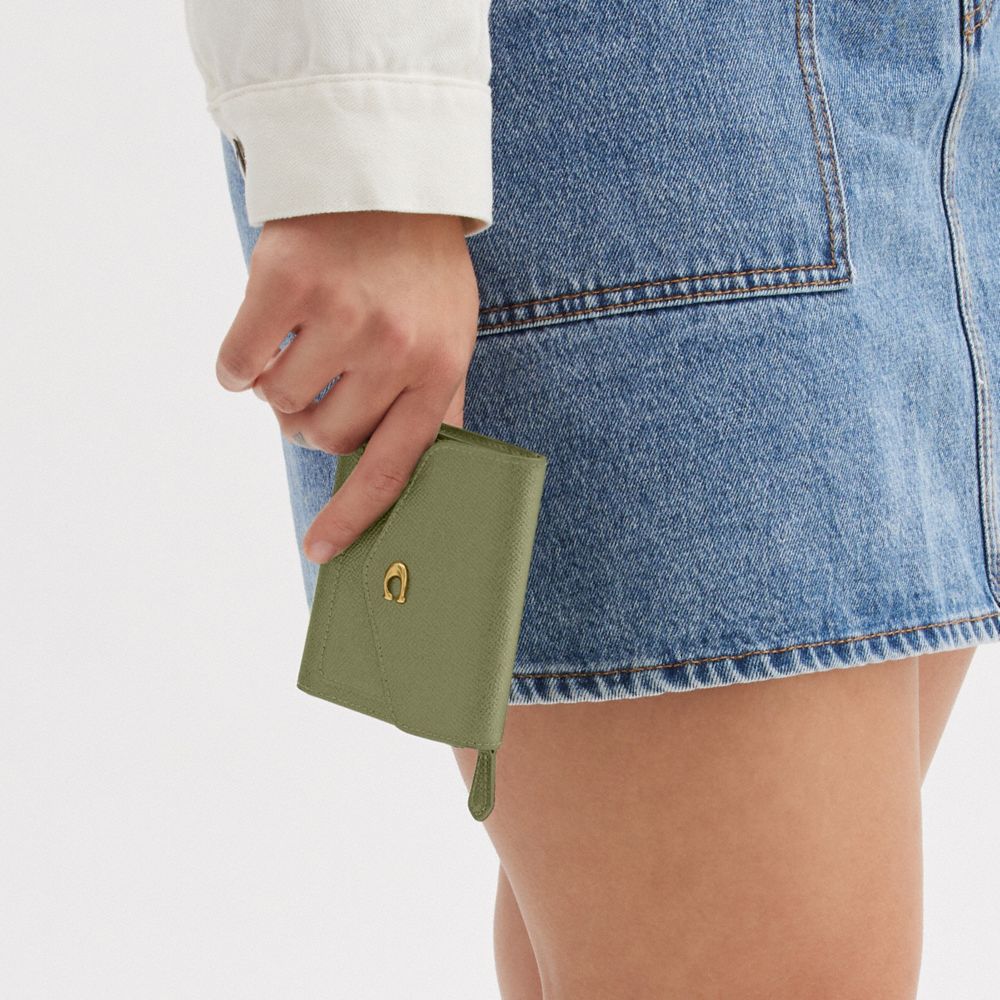 COACH®,WYN SMALL WALLET,Cuir Cross-grain,Laiton/Mousse,Detail View
