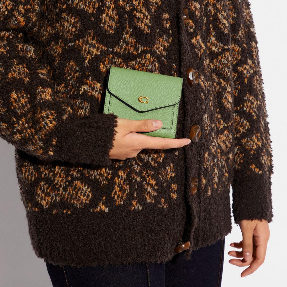 COACH®,WYN SMALL WALLET,Cuir Cross-grain,Laiton/Pistache pâle,Detail View