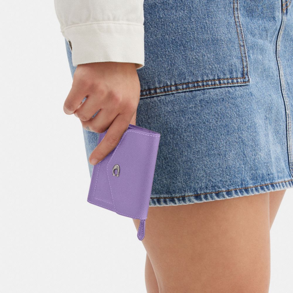 COACH®,WYN SMALL WALLET,Cuir Cross-grain,Argent/Pourpre doux,Detail View