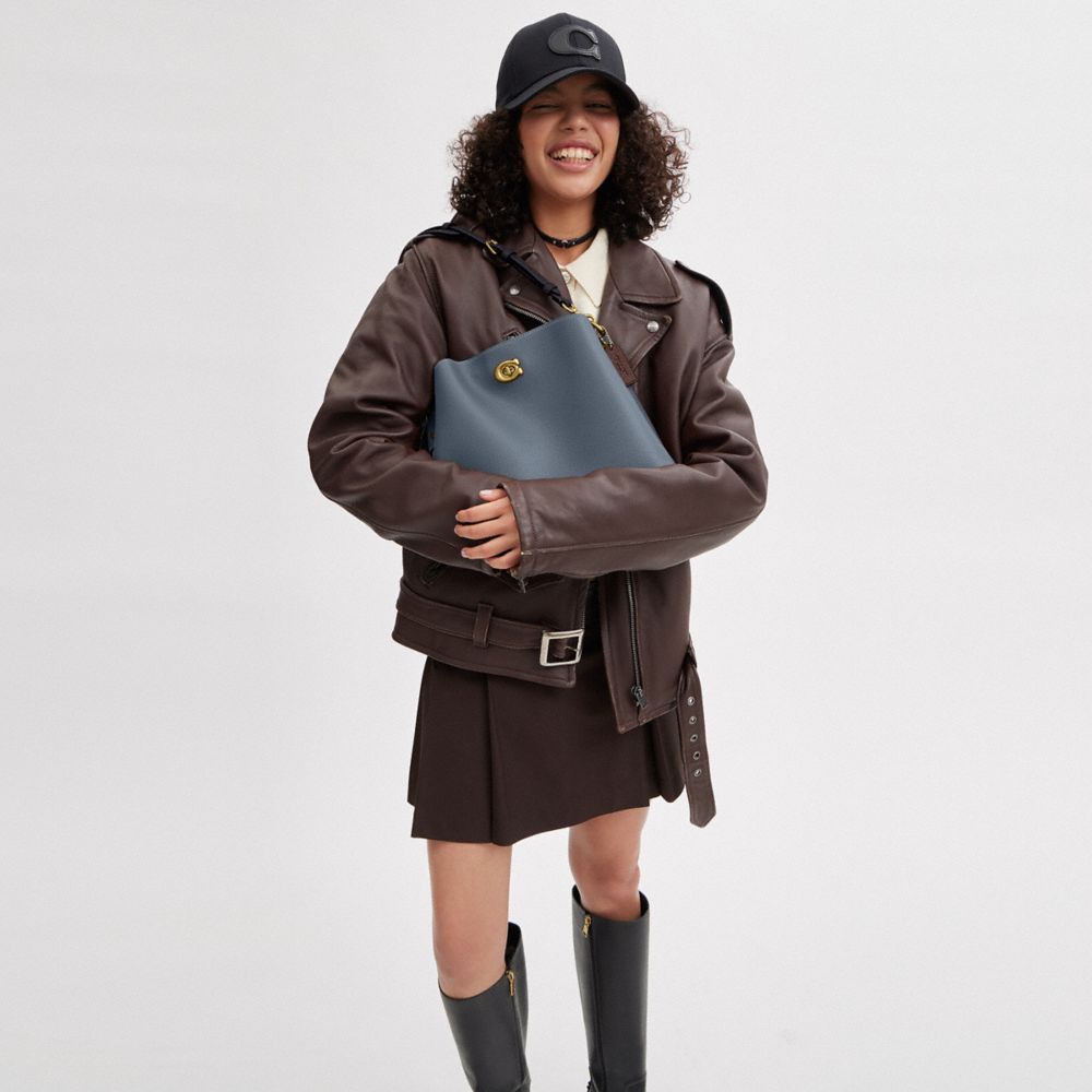 COACH®,SAC ÉPAULE WILLOW AVEC CONTRASTE DE COULEUR,Cuir galet,Laiton/Denim,Detail View