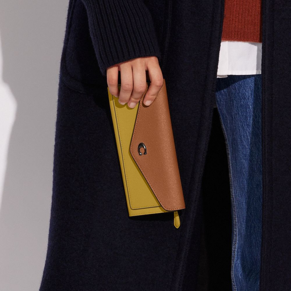 COACH®,PORTEFEUILLE SOUPLE WYN AVEC CONTRASTE DE COULEUR,Cuir galet,Étain/Lin,Detail View