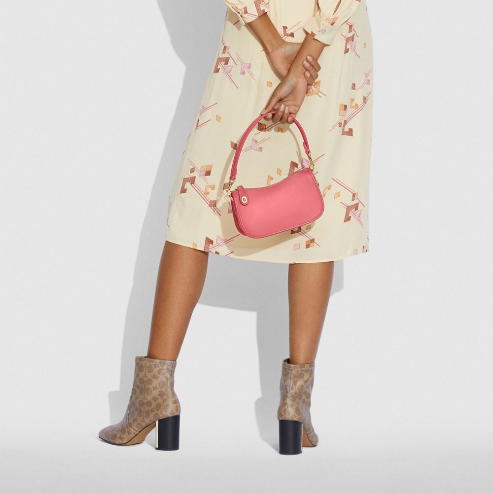 COACH®,Swinger Bag 20,Leather,Shoulder Bag,Logo,Embossed,Day Party,,Detail View