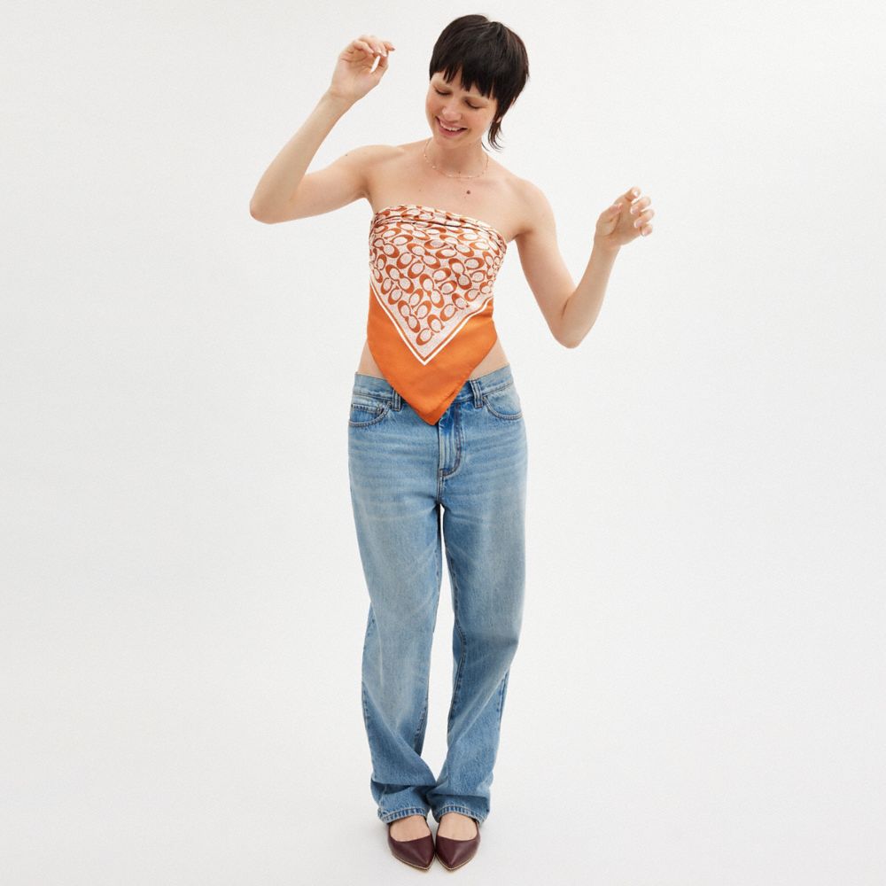 COACH®,CARRÉ DE SOIE À MOTIF EXCLUSIF TEXTURÉ,Soie,Ambre polie,Detail View