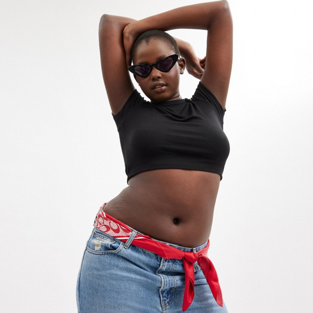 COACH®,CARRÉ DE SOIE À MOTIF EXCLUSIF TEXTURÉ,Soie,Rubis,Detail View