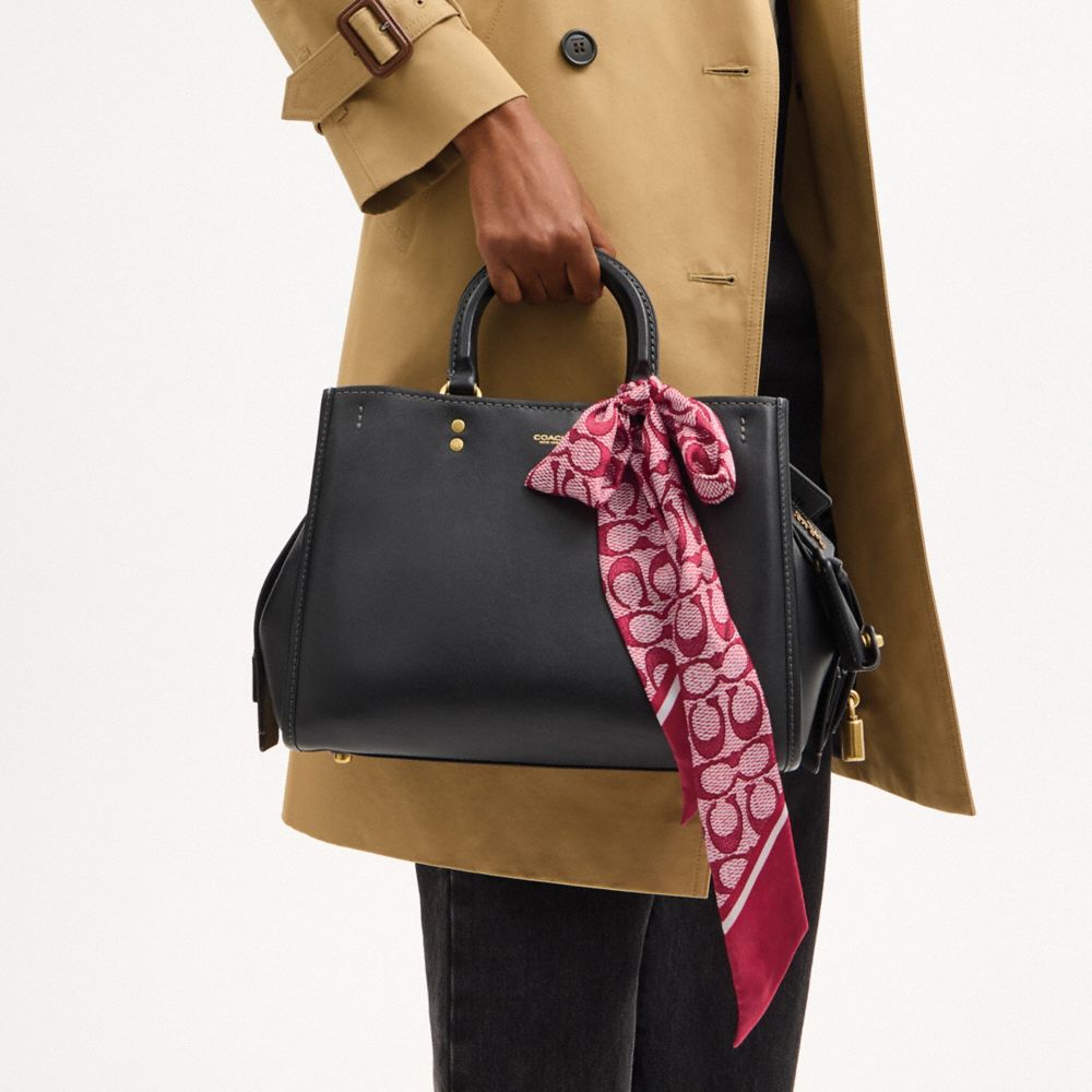 Женские аксессуары Coach Textured Signature Print Silk Skinny Scarf — фото 2