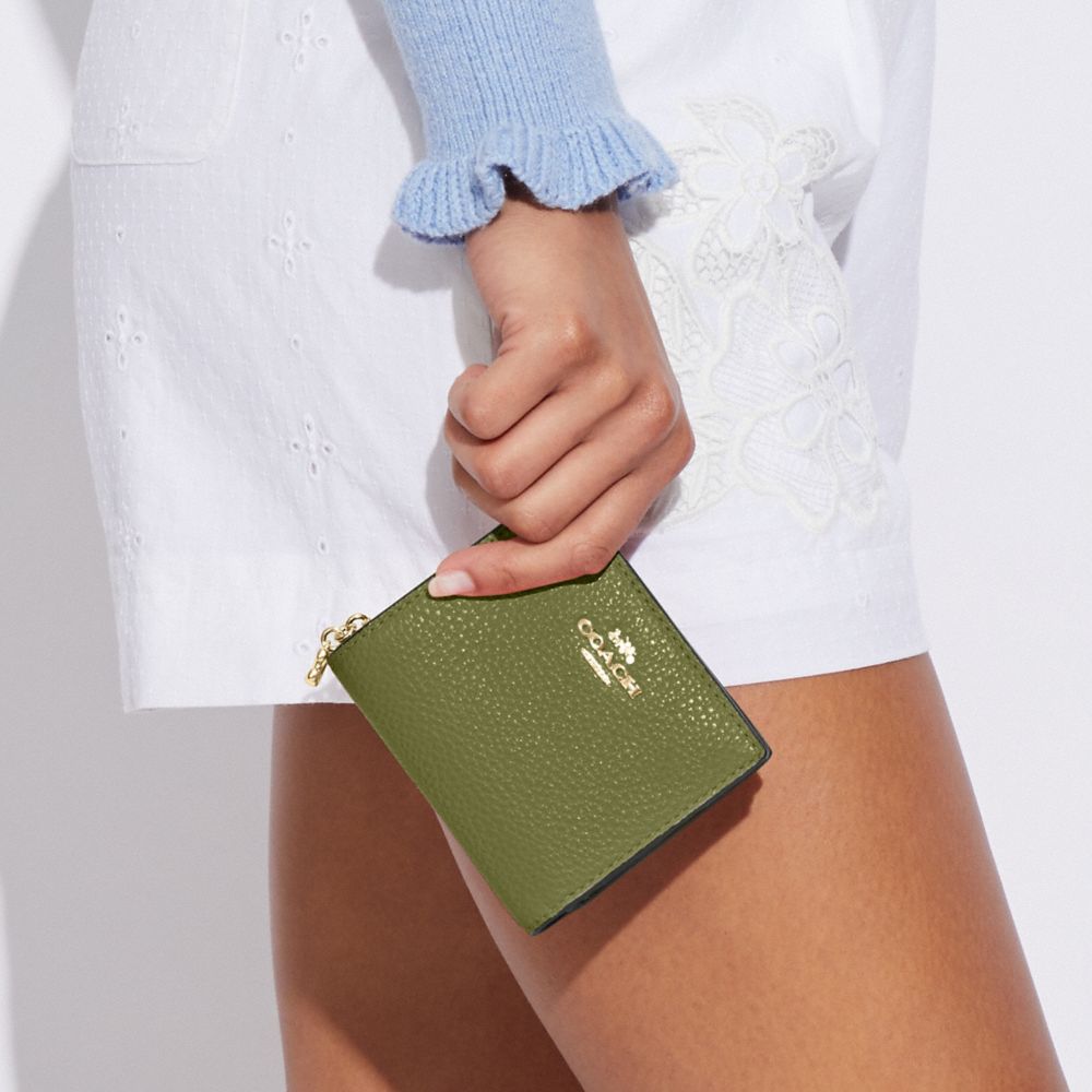 COACH®,SNAP WALLET,Cuir galet,Mini,Or/Vert olive,Detail View