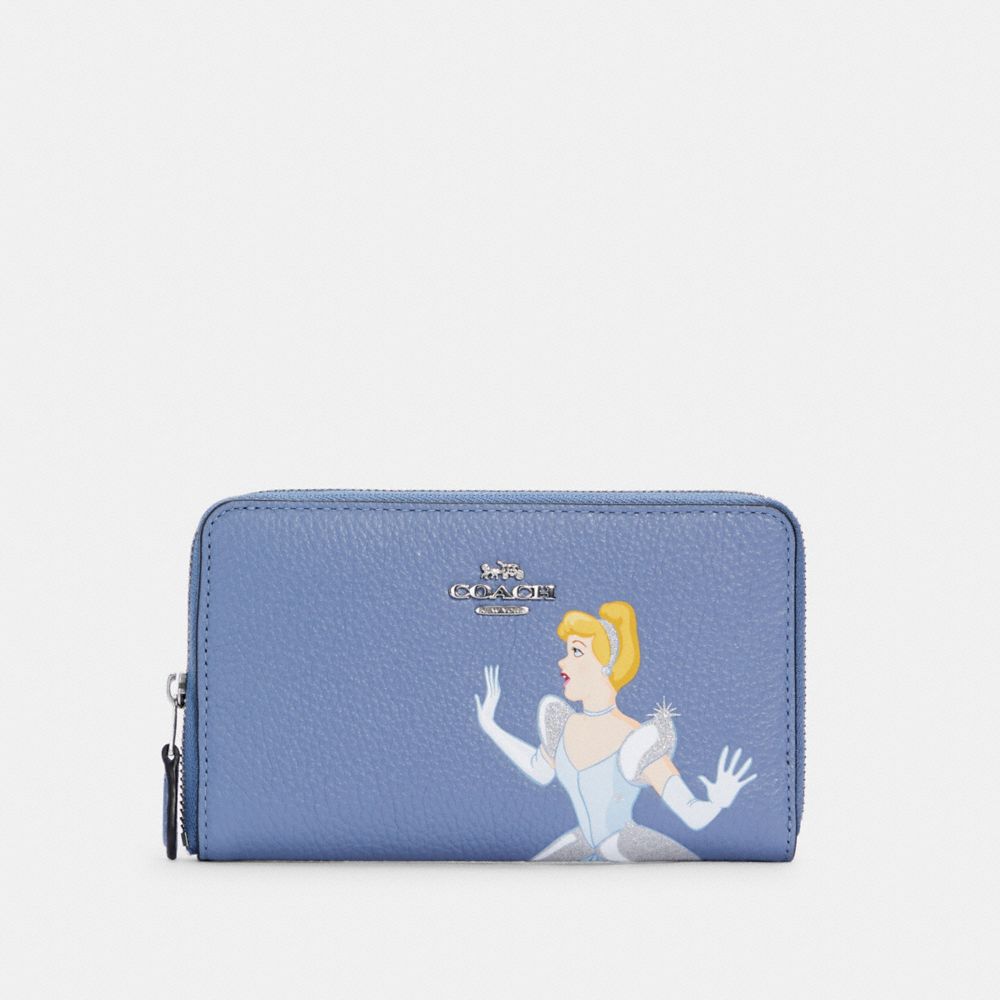 Portefeuille moyen à zip avec fenêtre pour pièce d’identité Disney X Coach avec Cendrillon