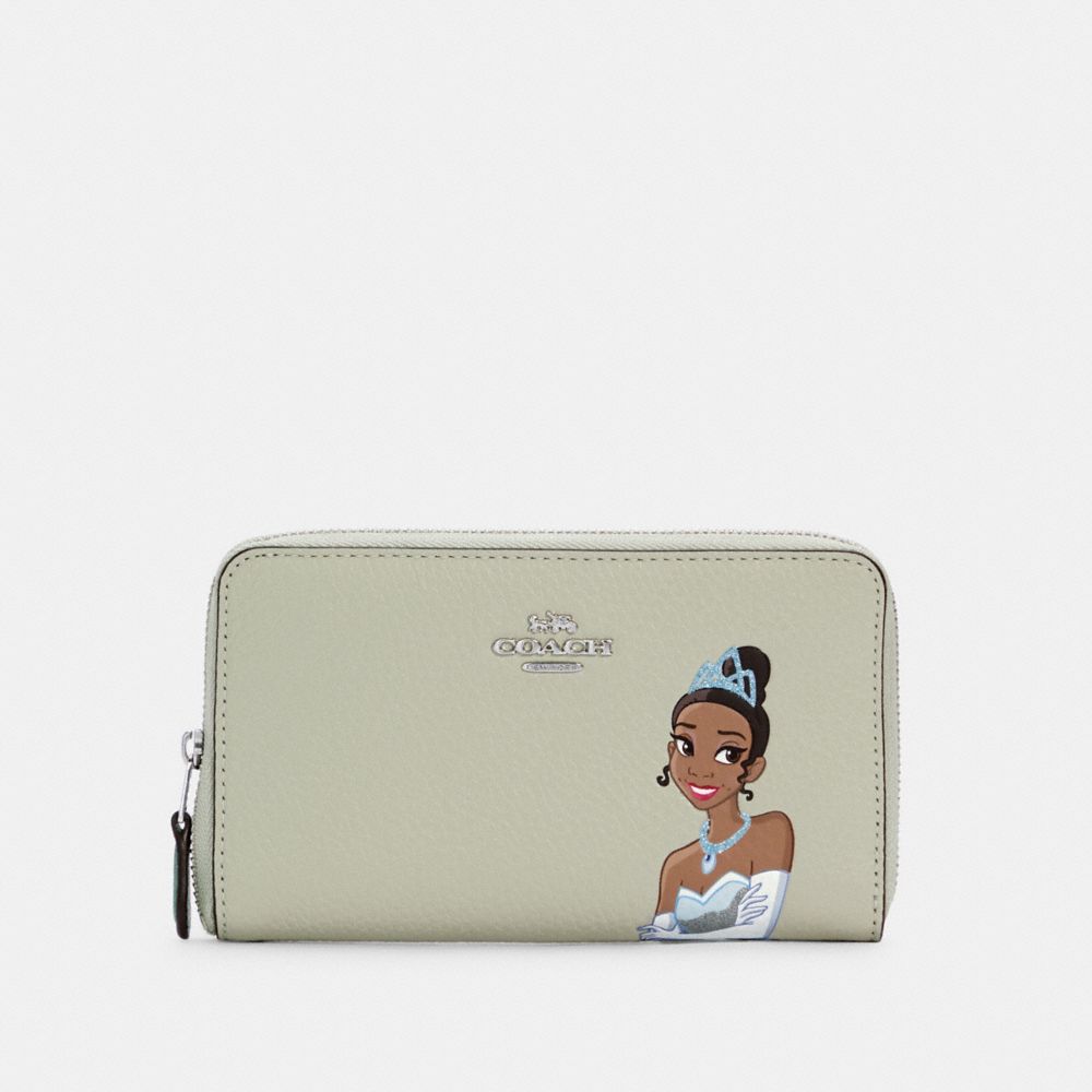 Portefeuille moyen à zip avec fenêtre pour pièce d’identité Disney X Coach avec Tiana