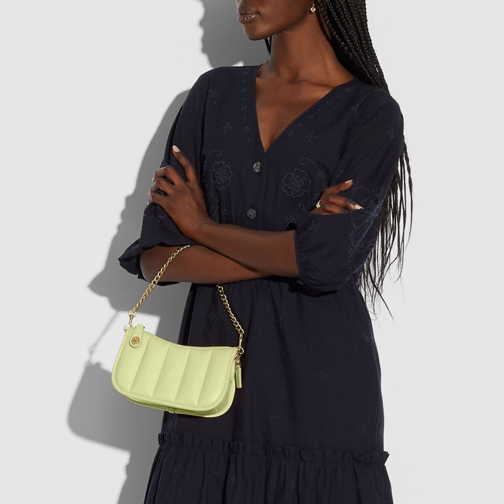 COACH®,SWINGER 20 AVEC MATELASSAGE,Cuir nappa,Laiton/Limette pâle,Detail View