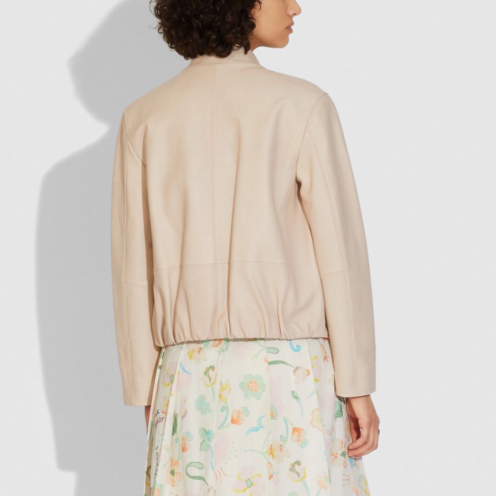 COACH®,VESTE LÉGÈRE EN CUIR,Cuir souple,Trench des années 70,Scale View