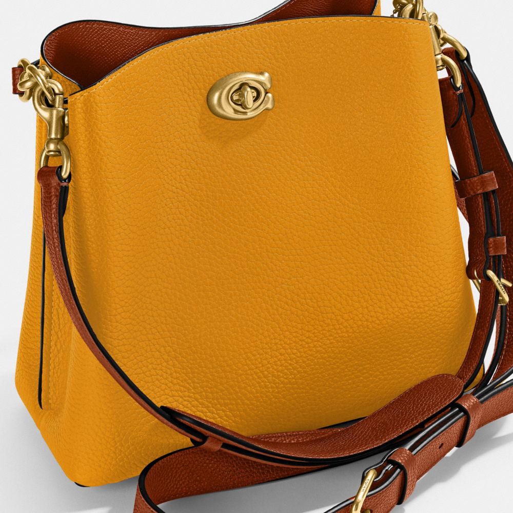 COACH®,SAC SEAU WILLOW À CONTRASTE DE COULEUR,Cuir maroquiné raffiné,Laiton/Bouton-D’or Multi,Closer View