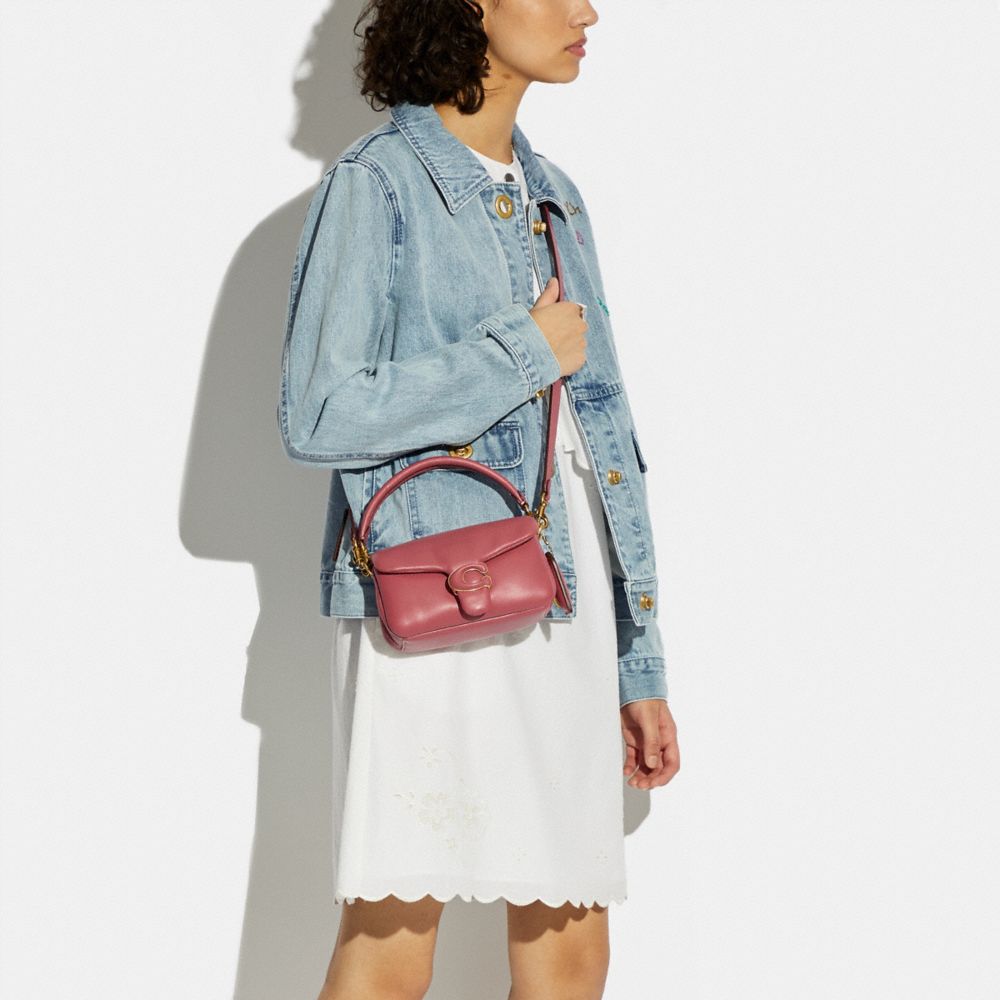 COACH®,PORTÉ-ÉPAULE PILLOW TABBY 18,Cuir nappa,Laiton/Rouge,Detail View