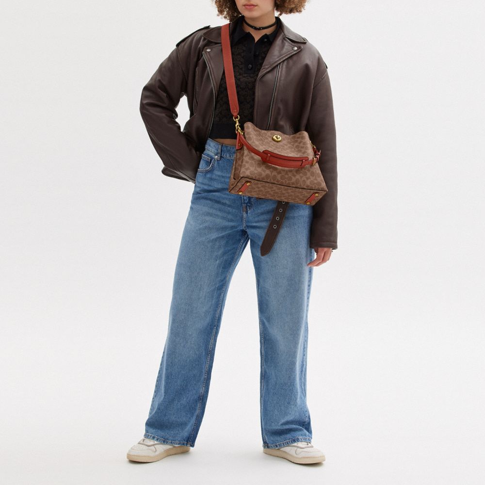 COACH®,SAC SEAU WILLOW EN TOILE SIGNATURE,Toile enduite exclusive,Laiton/Brun clair/Rouille,Scale View