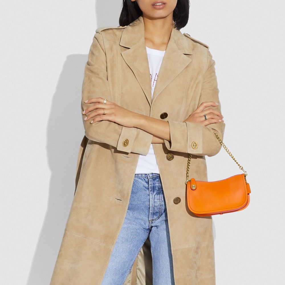 COACH®,SWINGER 20 EN CUIR NATUREL D'ORIGINE,Cuir naturel d’origine,B4/CAROTTE,Detail View